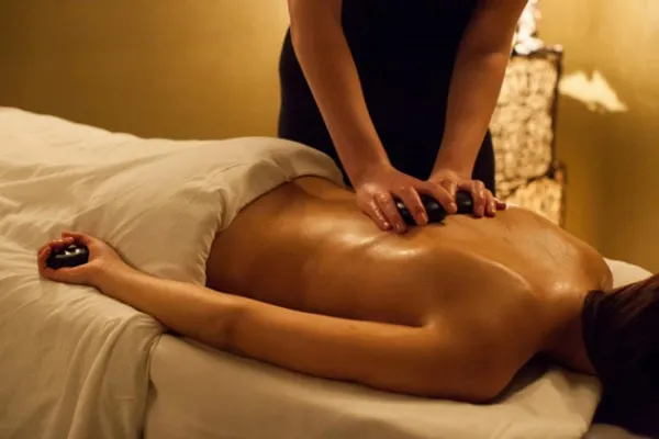 Công dụng của massage đá nóng