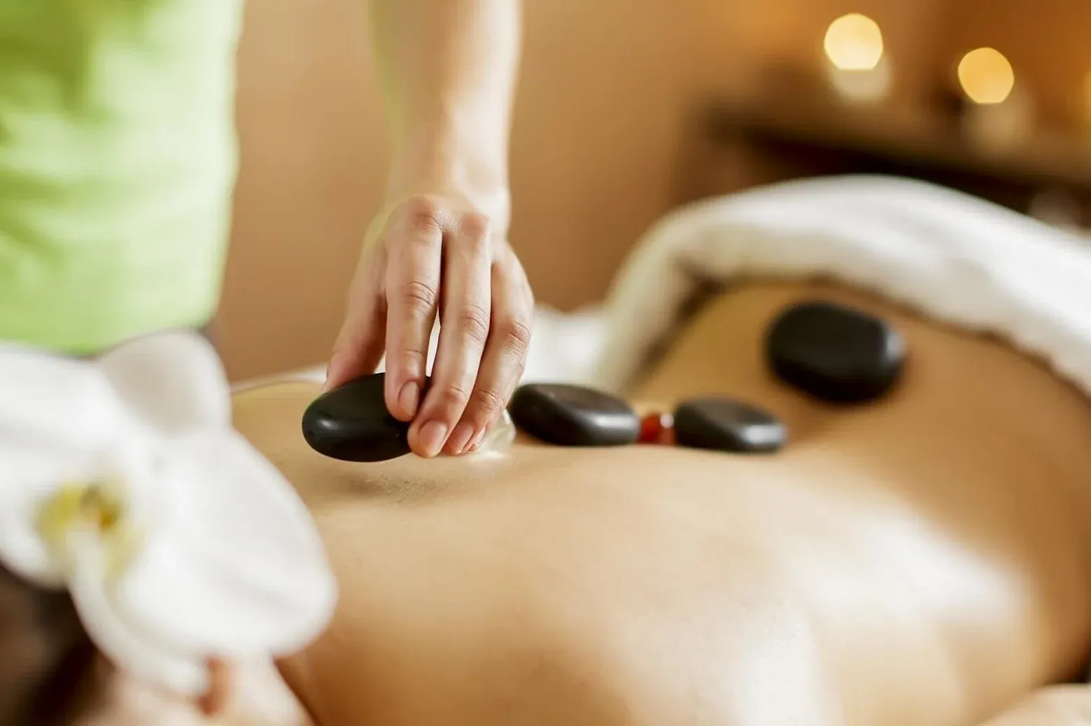 Massage body đá nóng là gì