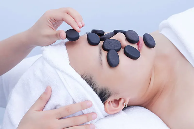 Massage đá nóng làm đẹp da