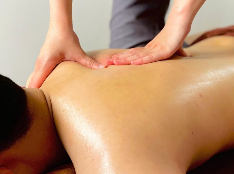 Nên massage trước hay sau khi tắm?