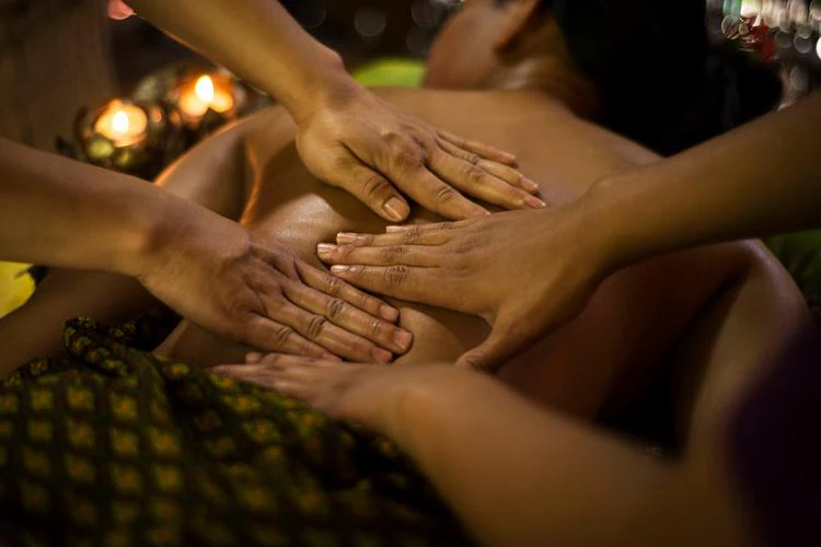 Cạ v4 trong massage