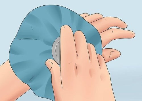 Chườm đá lạnh tại vùng bị sưng tấy